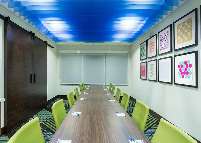 Holiday Inn Express & Suites. By Ihg