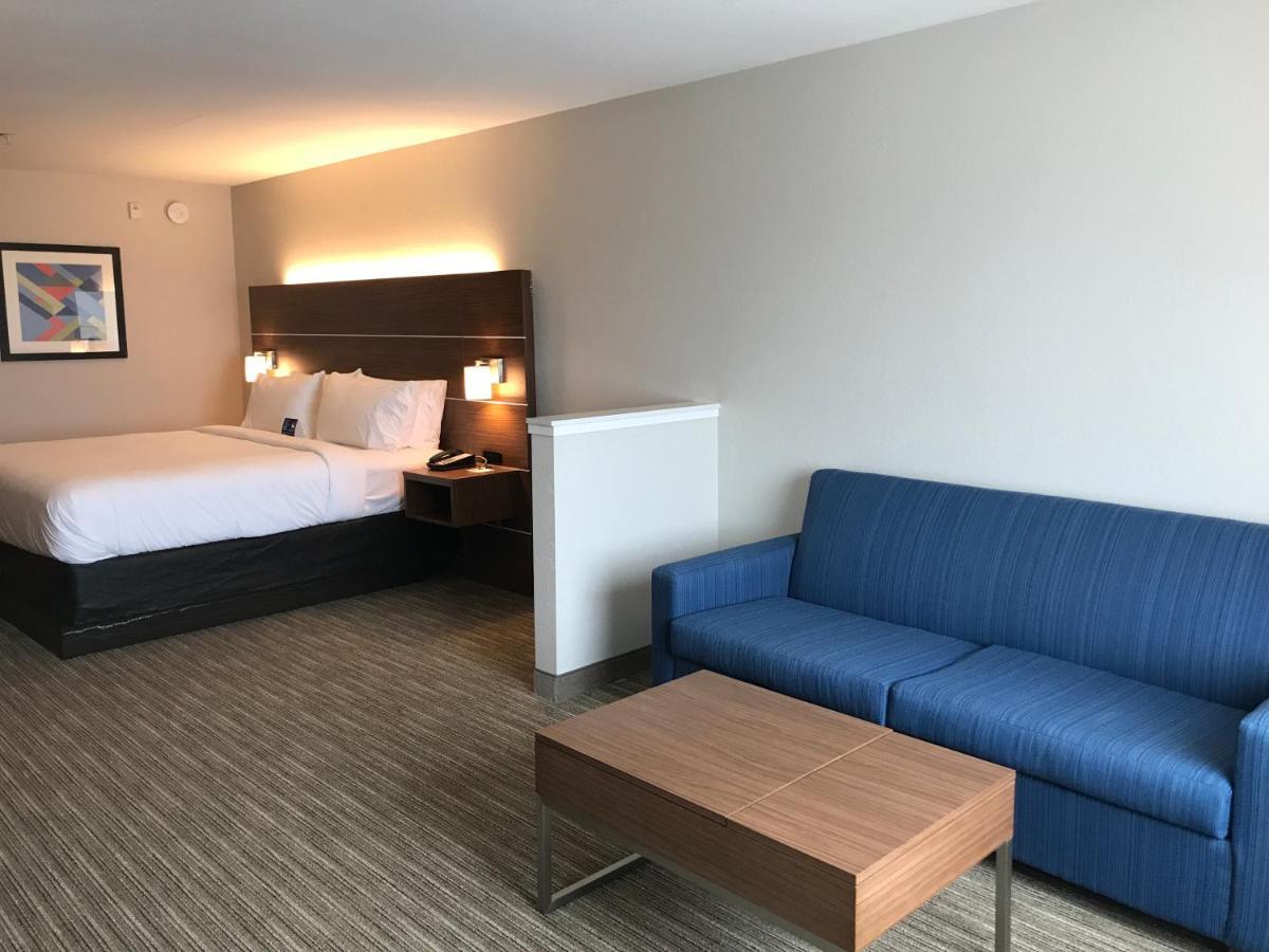 Hotel Holiday Express & Suites. By Ihg 3*