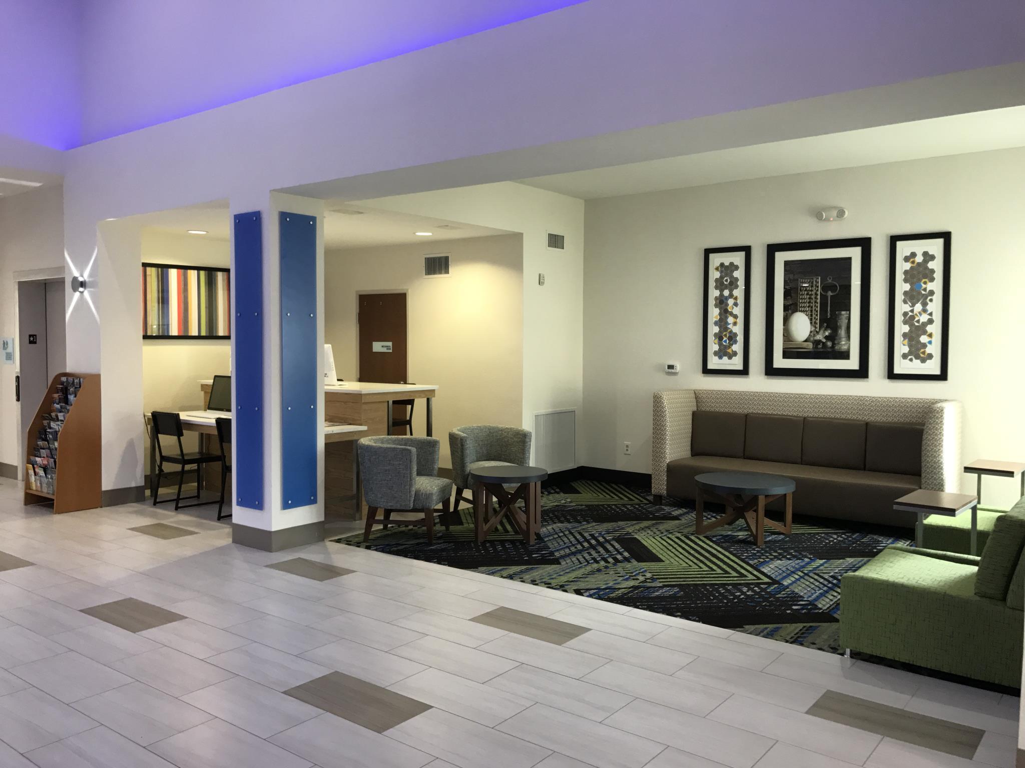 Holiday Express & Suites. By Ihg Hotel 3*