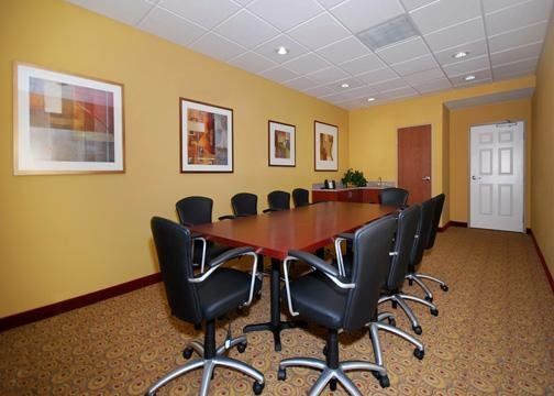 Hotel Holiday Express & Suites. By Ihg 3*